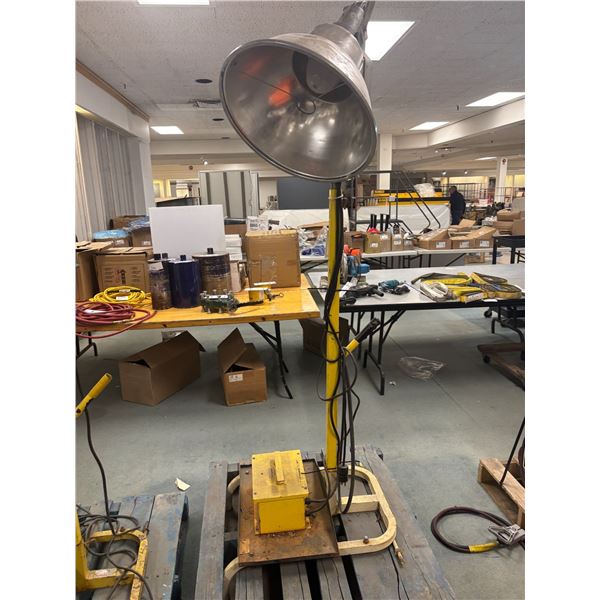 LAMPE DE TRAVAIL SUR PIED