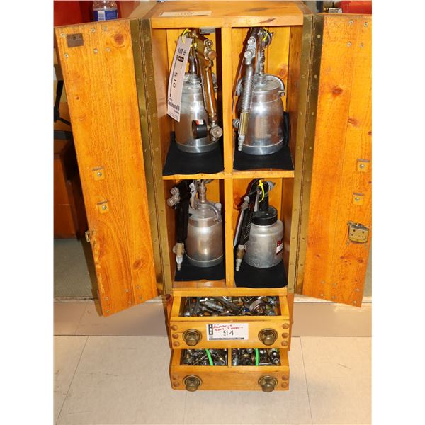 LOT: 4 FUSILS À PEINTURE AVEC ACCESSOIRES ET ARMOIRE EN BOIS 13"x9"x35"