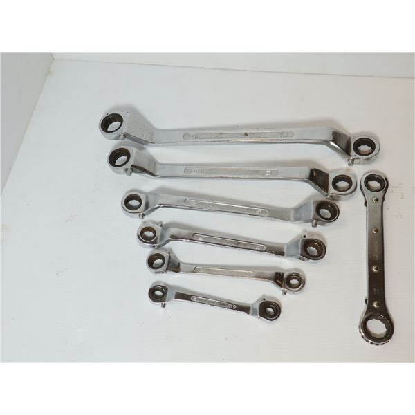 LOT DE 7pcs DE CLIQUETS ASST