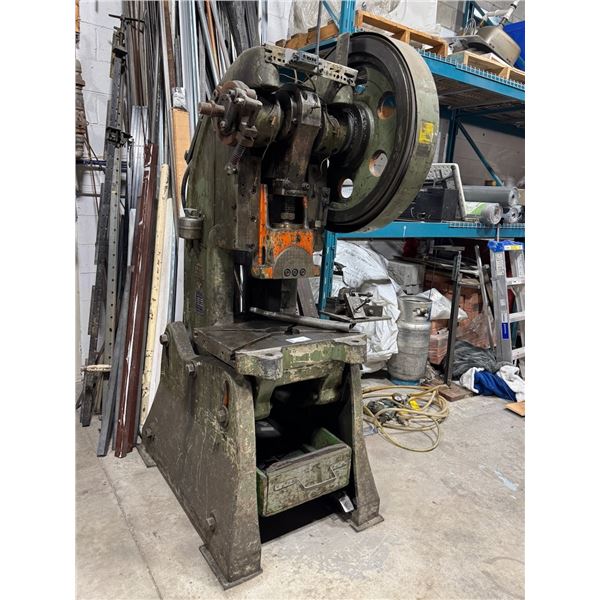PRESSE-POINCON CMCM TYPE 45, CAP. 4500 KG,  TABLE 26" X 16"