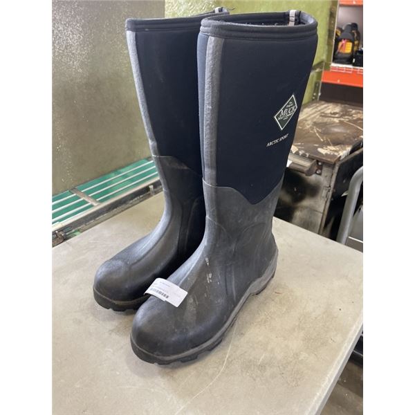 SIZE 12 RUBBER BOOTS