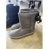 Image 2 : 3 NEW PAIRS OF WOMENS LINED BOOTS, SIZE 6
