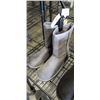 Image 2 : 3 NEW PAIRS OF WOMENS LINED BOOTS, SIZE 7 AND 2 SIZE 8