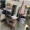 Image 1 : PATIO UMBRELLA WITH BASE AND FOUR CHAIR CUSHIONS