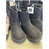 Image 2 : LOT OF 7 NEW PAIRS OF YOUTH SIZE SHOES