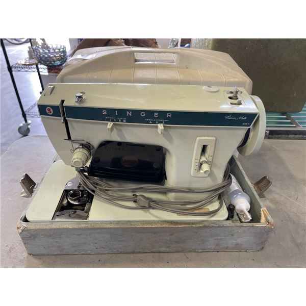 SINGER SEWING MACHINE WITH CASE