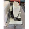 Image 4 : SINGER SEWING MACHINE WITH CASE