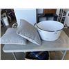 Image 1 : 2 CASA DECOR THWO PILLOWS AND COLD DRINK BUCKET