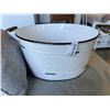 Image 2 : 2 CASA DECOR THWO PILLOWS AND COLD DRINK BUCKET