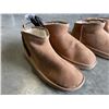 Image 2 : 2 NEW PAIRS OF LINED SHOES, SIZE 9