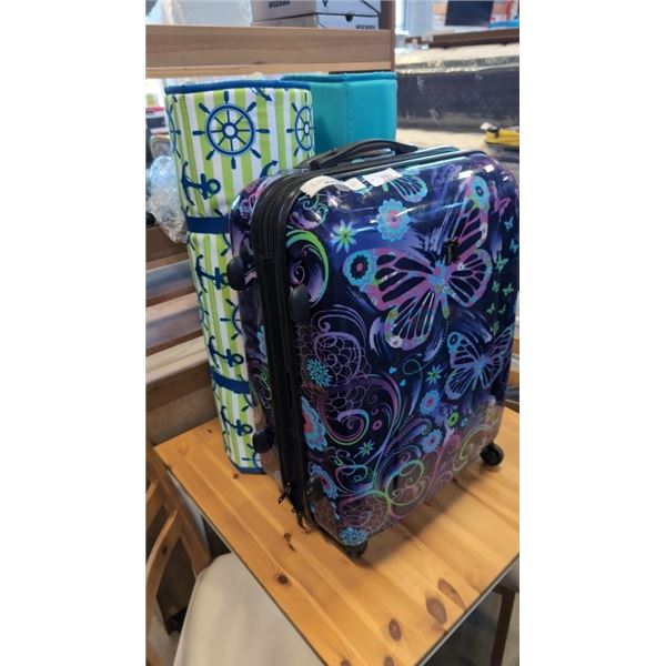 HARDCASE SUITCASE AND 2 BEACH PADS WITH HEAD REST