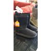 Image 2 : 3 NEW PAIRS OF WOMENS LINED BOOTS, SIZE 6 AND 2 SIZE 7