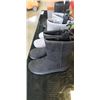 Image 3 : 3 NEW PAIRS OF WOMENS LINED BOOTS, SIZE 6 AND 2 SIZE 7