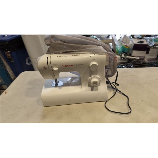 SINGER TRADITION SEWING MACHINE WITH PEDAL