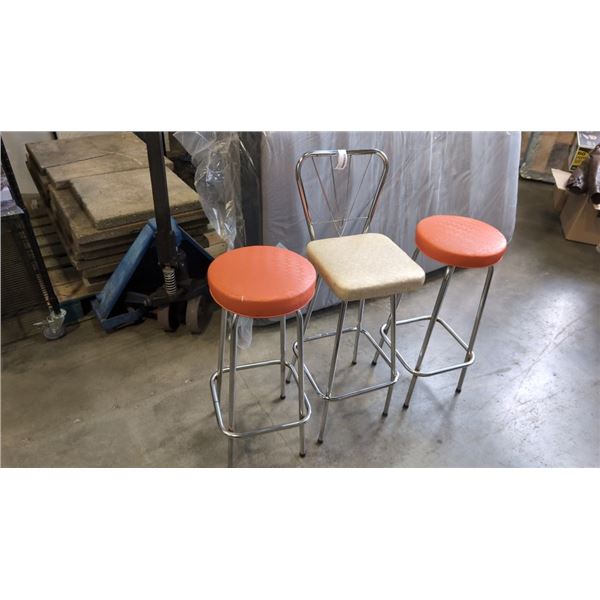3 RETRO BARSTOOLS