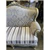 Image 3 : DECORATIVE ORNATE LOVESEAT
