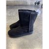 Image 2 : 3 NEW PAIRS OF WOMENS LINED BOOTS, SIZE 7