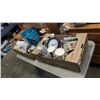 Image 1 : 2 TRAYS OF HOME DECOR