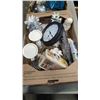 Image 2 : 2 TRAYS OF HOME DECOR