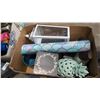 Image 2 : 2 TRAYS OF HOME DECOR