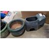 Image 2 : 5 PLANT POTS AND ELEPHANT PLANTER