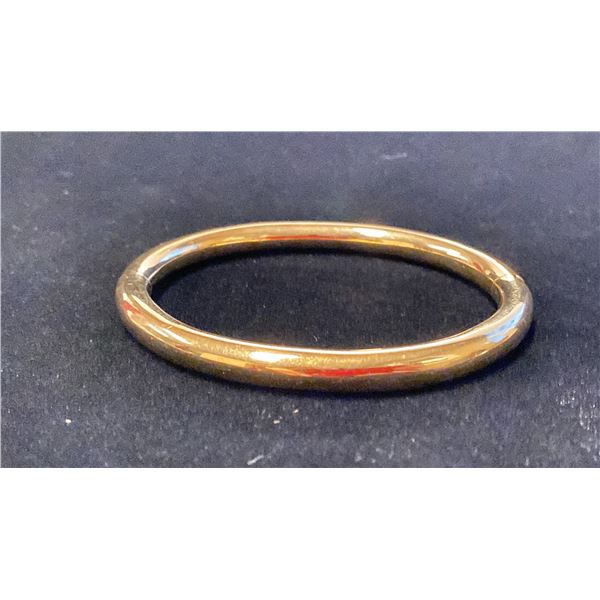 APPROX 18K BANGLE BRACELET (26G)