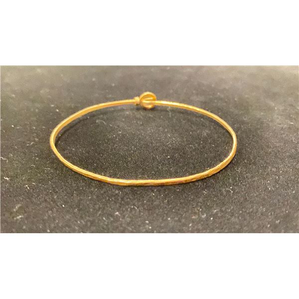APPROX 14K BANGLE BRACELET (4.3G)