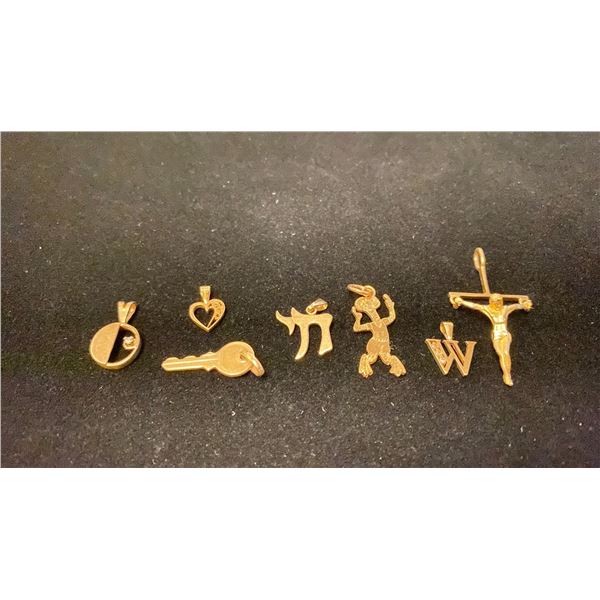 SEVEN APPROX 10K CHARMS (6.6G)