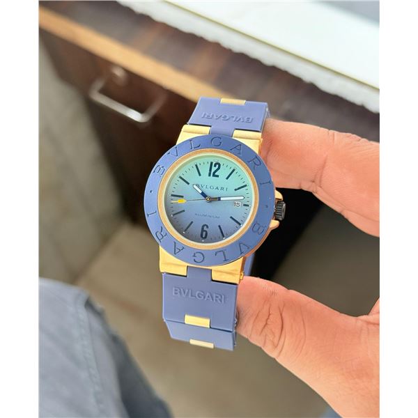 NEW QUARTZ BVLGARI LUXURIOUS REPLICA WATCH. BLUE DIAL. BLUE BEZEL WITH YELLOW INSIDE RING. STAINLESS