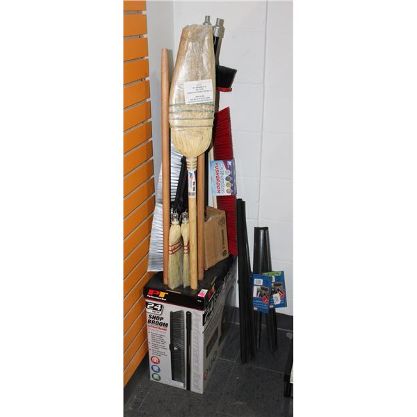 LARGE LOT OF FLOOR CLEANING TOOLS INCLUDING