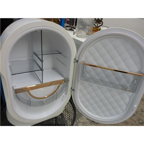 Mini Contemporary Mini Frig.