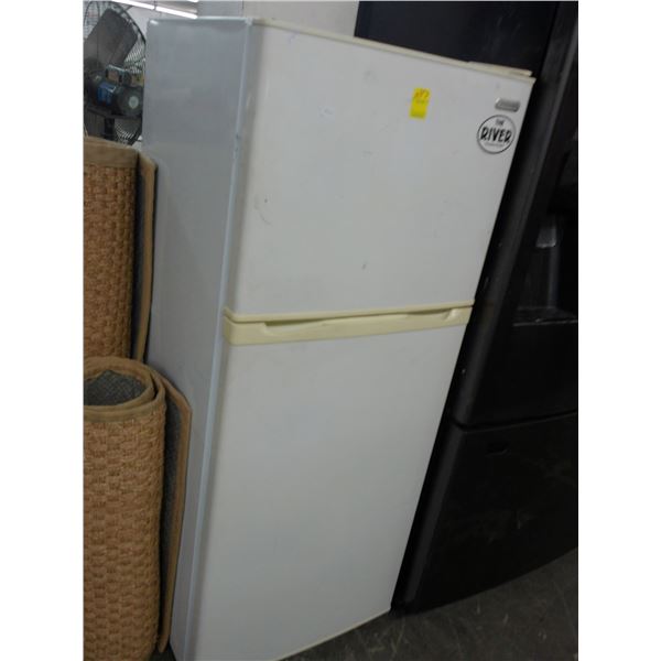Vissani White Mid Size Ref/Freezer