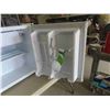 Image 5 : Danby Mini Fridge 18'' x 18'' x 18'' 