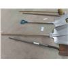 Image 5 : 5 Hand Yard Tools: Shovels, Spade, Broom 