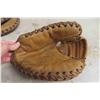 Image 2 : 3 Vintage Baseball Gloves / Trappers
