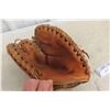 Image 5 : 3 Vintage Baseball Gloves / Trappers