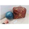 Image 3 : (2) Columbia 10 Pin Bowling Balls with Bag
