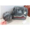 Image 5 : (2) Columbia 10 Pin Bowling Balls with Bag