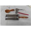 Image 6 : Kitchen Tools: Graters, Measuring Spoons, Garlic Press, 