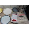 Image 4 : Pie Plates, Cutting Boards, Colander +