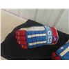 Image 2 : Vintage Winnipeg Jets CCM HG2 Hockey Gloves 