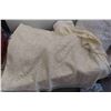 Image 2 : Linens: Quilt Style Blanket, Comforters TableCloth +