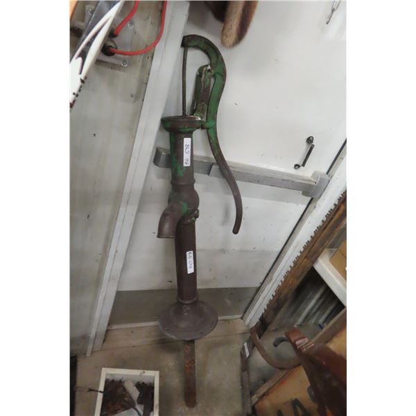 Vintage Cast Iron Well Water Pump.