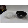 Image 2 : 4 Piece Black and White Pyrex Bowls 