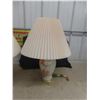 Image 2 : 2 Floral Design Table Lamps 