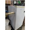Image 2 : Magic Chef Beer Fridge 33"x18 1/2"x 19"