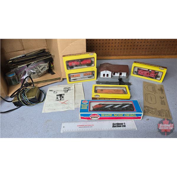 Train Set (HO Scale) : Cars (4), Engine, Track, Transformer, Train Station