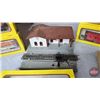 Image 3 : Train Set (HO Scale) : Cars (4), Engine, Track, Transformer, Train Station