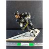 Image 1 : Mario Lemieux Collectors Figure - Damaged Hockey Stick