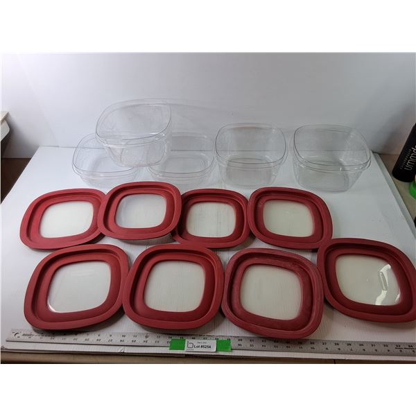 (5) Rubbermaid Containers With Lids up to 9″